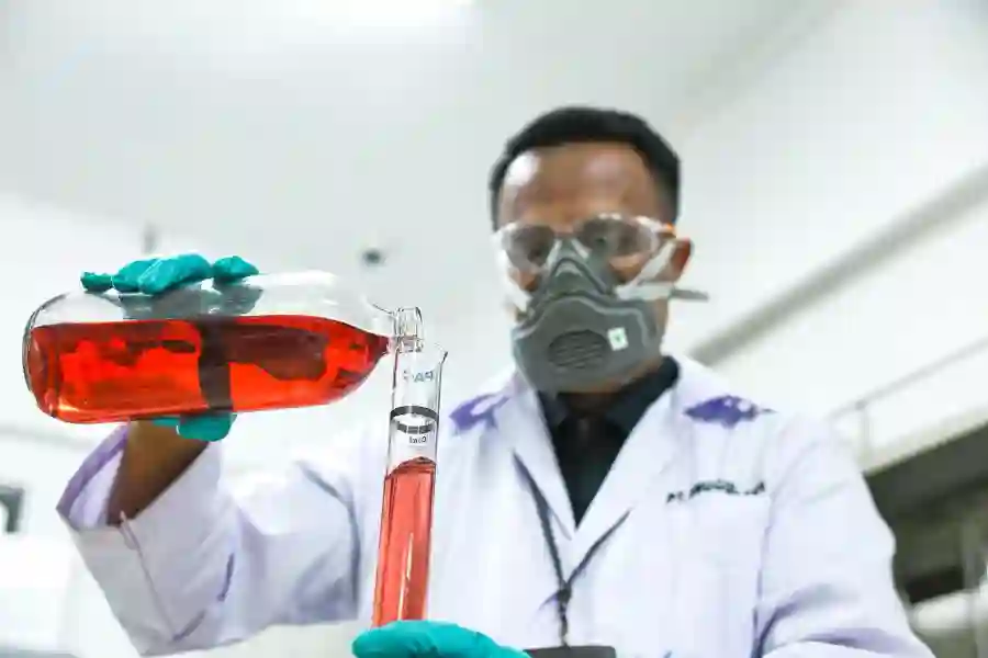 Pertamina Jaga Pasokan, Imbau Masyarakat Bijak Gunakan Energi Operator sedang melakukan pengujian angka oktan bahan bakar (RON) di Lab Integrated Terminal Jakarta, Jakarta , Jumat, (17/04/2026). (Foto: Tutur/Pertamina)