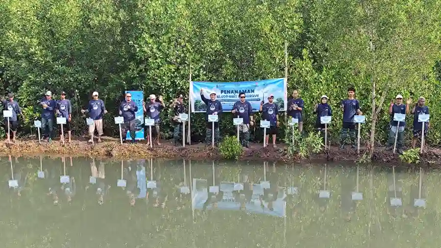 Hari Bumi 2026, Telkom Pertegas Langkah Strategis Menuju Masa Depan Berkelanjutan PT Telkom Indonesia (Persero) Tbk menegaskan komitmennya terhadap keberlanjutan melalui aksi konservasi lingkungan di Pantai Pandanan, Lombok Utara, Nusa Tenggara Barat, Kamis (23/4). (Foto: Tutur/Telkom)