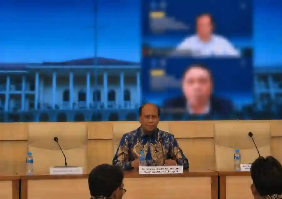 Direktur PLN Suroso Isnandar Terpilih Jadi Anggota MWA UGM 2026–2031 Suroso Isnandar, Direktur Manajemen Proyek dan Energi Baru Terbarukan PT PLN (Persero), terpilih sebagai anggota Majelis Wali Amanat (MWA) Universitas Gadjah Mada (UGM) periode 2026–2031. (Foto: Tutur/PLN)
