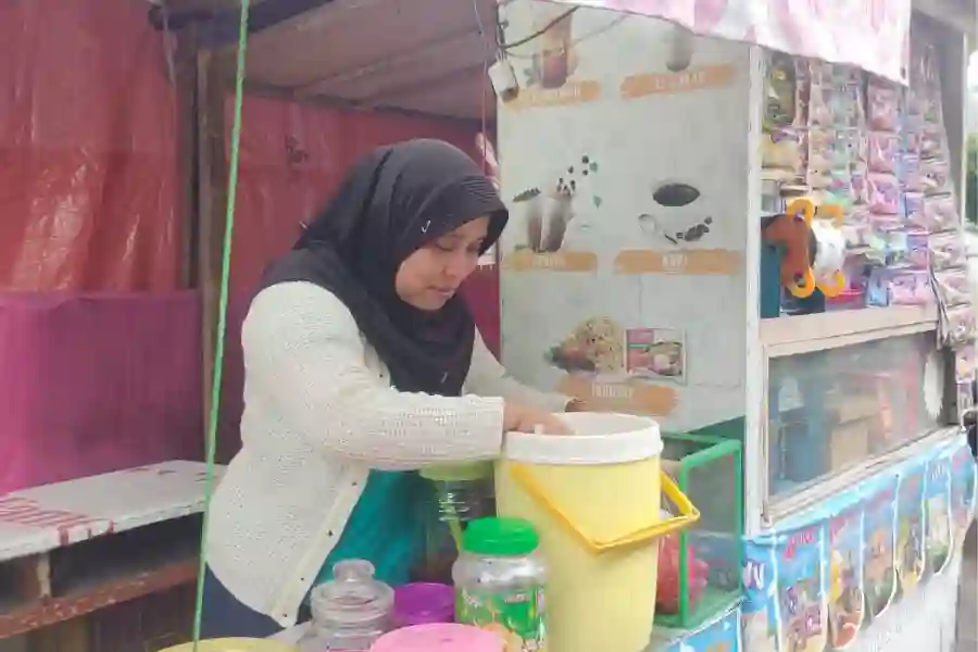 Ibu Dewi mulai berkembang setelah bertemu dengan pendamping dari Permodalan Nasional Madani (PNM) dan bergabung dalam program PNM Mekaar. (Foto: Tutur/PNM)