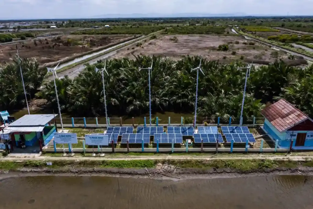 Produksi EBT Pertamina Dukung Ketahanan Listrik di Tengah Dinamika Energi Global Pertamina melalui program Desa Energi Berdikari (DEB) terus mendorong kemandirian energi. Di Uma Palak Lestari, Subak Lauh Batu, Desa Keliki, Kabupaten Gianyar, pemanfaatan energi terbarukan seperti panel surya dan turbin angin mendukung aktivitas pertanian sekaligus meningkatkan produktivitas masyarakat secara berkelanjutan. (Foto: Tutur/Pertamina)
