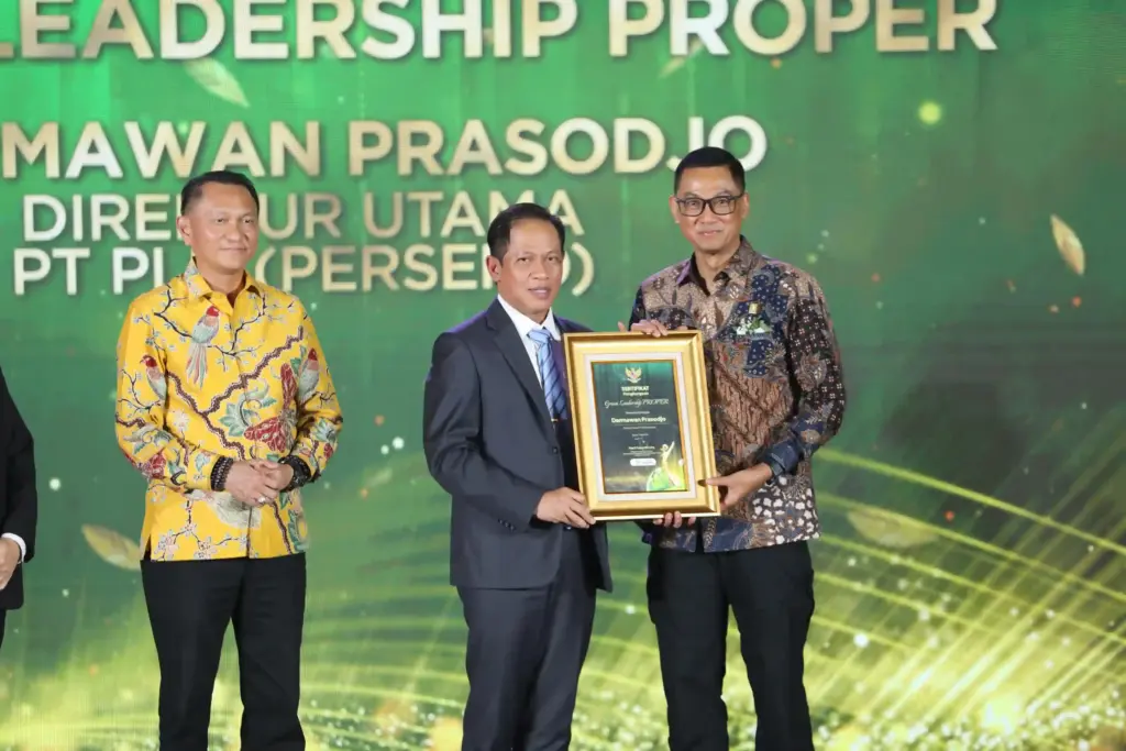 PLN Borong 11 PROPER Emas, Tegaskan Komitmen Energi Bersih Penyerahan penghargaan Green Leadership PROPER oleh Menteri Lingkungan Hidup/Kepala Badan Pengendalian Lingkungan Hidup, Hanif Faisol Nurofiq (tengah) kepada Direktur Utama PLN, Darmawan Prasodjo (kanan), disaksikan oleh Ketua Komisi XII DPR RI, Bambang Patijaya (kiri) pada ajang Anugerah Lingkungan PROPER 2025 di Jakarta, Selasa (7/4). (Foto:Tutur/PLN)