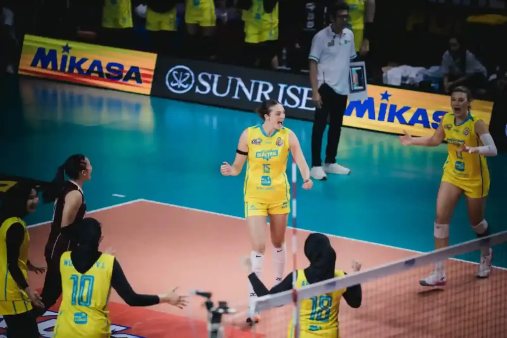 Jakarta Electric PLN Mobile Unggul 2-1 atas Jakarta Pertamina Enduro Pemain Jakarta Electric PLN Mobile merayakan keunggulan atas Jakarta Pertamina Enduro saat unggul pada putaran pertama babak final four di Jawa Pos Arena, Surabaya, Kamis (2/4). (Foto: Tutur/PLN)
