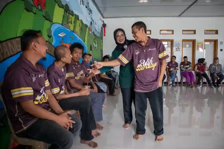 Nyalakan Harapan Baru, Lentera Jiwa Dampingi ODGJ Pulih Jadi Mandiri PT Pertamina Patra Niaga Regional Jawa Bagian Barat (JBB) menghadirkan harapan baru bagi Orang Dengan Gangguan Jiwa (ODGJ) melalui program Lentera Jiwa di Desa Pangauban, Bandung Barat. (Foto: Tutur/Pertamina)