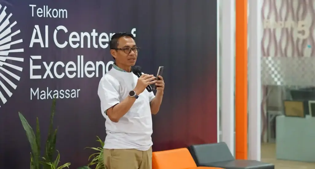 Telkom Perkuat AI Center Makassar sebagai Motor Inovasi Digital Indonesia Timur Direktur IT Digital Telkom Faizal Rochmad Djoemadi meninjau AI Center Makassar. (Foto: Tutur/ Ilustrasi AI)