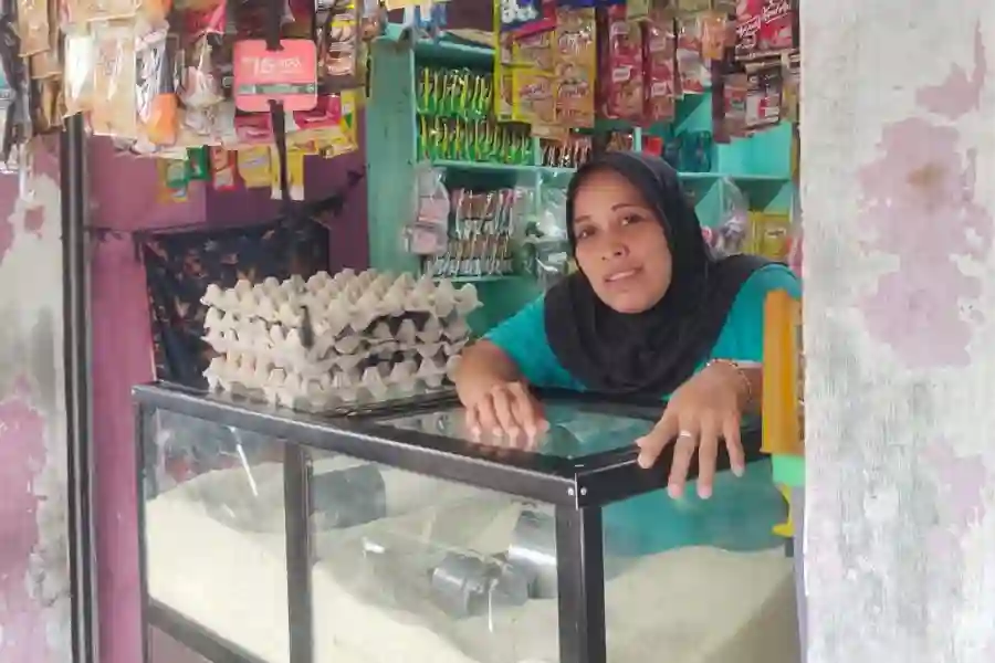 Langkah Kecil Berdampak Besar: Ibu Dewi, Kartini Masa Kini yang Menebar Manfaat untuk Lingkungan Ibu Dewi mulai berkembang setelah bertemu dengan pendamping dari Permodalan Nasional Madani (PNM) dan bergabung dalam program PNM Mekaar. (Foto: Tutur/PNM)