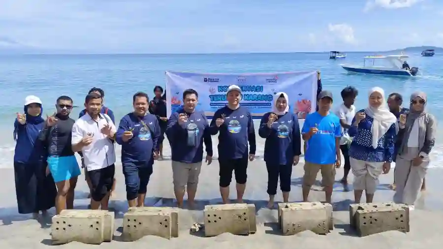 PT Telkom Indonesia (Persero) Tbk menegaskan komitmennya terhadap keberlanjutan melalui aksi konservasi lingkungan di Pantai Pandanan, Lombok Utara, Nusa Tenggara Barat, Kamis (23/4). (Foto: Tutur/Telkom)