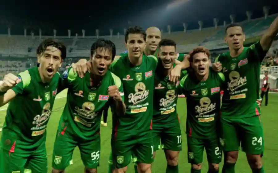 Persebaya vs Persita: Duel Sengit Perebutan Lima Besar di GBT