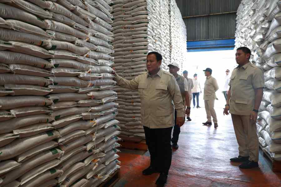 Prabowo Sidak ke Gudang Bulog Magelang