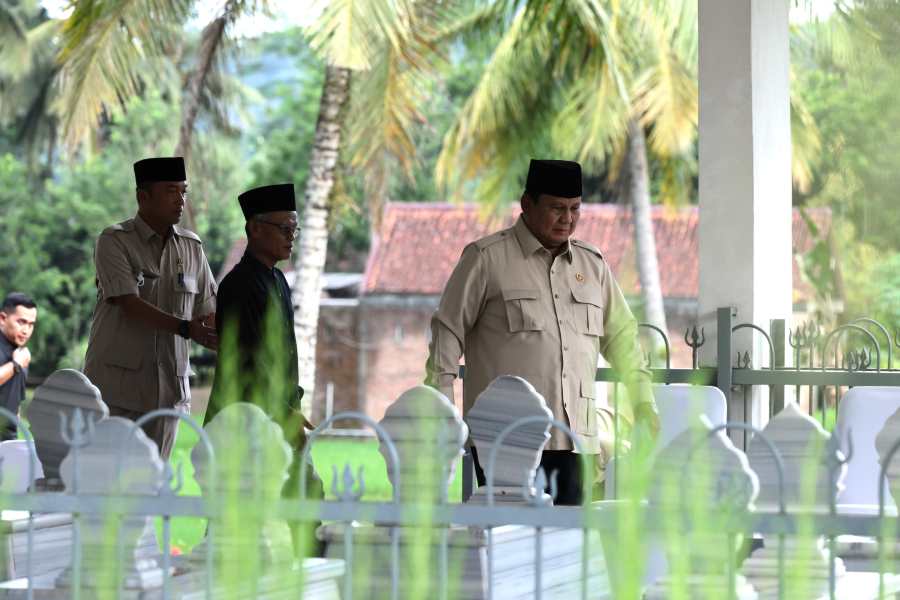 Presiden Prabowo Ziarah Makam Sang Kakek, Warga: Sehat Selalu Pak!