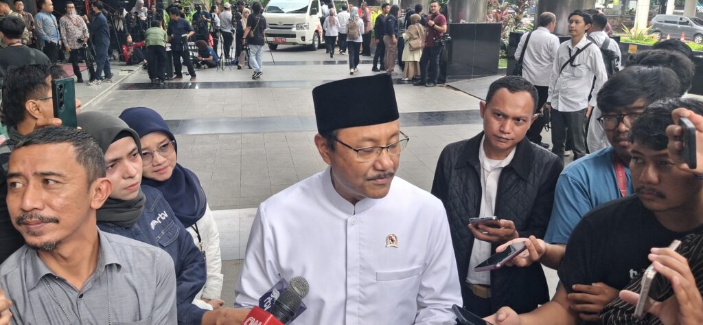 Penjelasan Mensos Gus Ipul Soal Sorotan Sepatu Sekolah Rakyat Rp700 Ribu