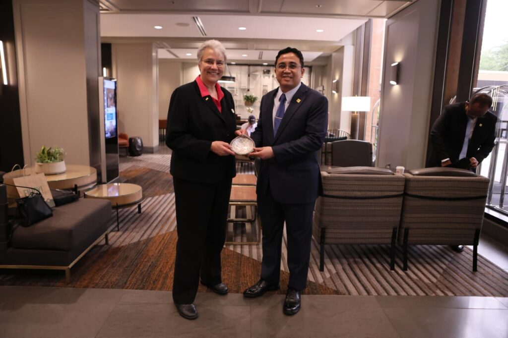 Pertamina Perkuat Kolaborasi Global untuk Tingkatkan Produksi Migas Nasional Wakil Direktur Utama Pertamina, Oki Muraza, bertemu dengan Head of Petroleum Engineering Department Colorado School of Mines, Jennifer L. Miskimins, dalam rangka memperkuat kolaborasi untuk pengembangan sektor hulu migas berbasis teknologi. (Foto: Tutur/Pertamina)