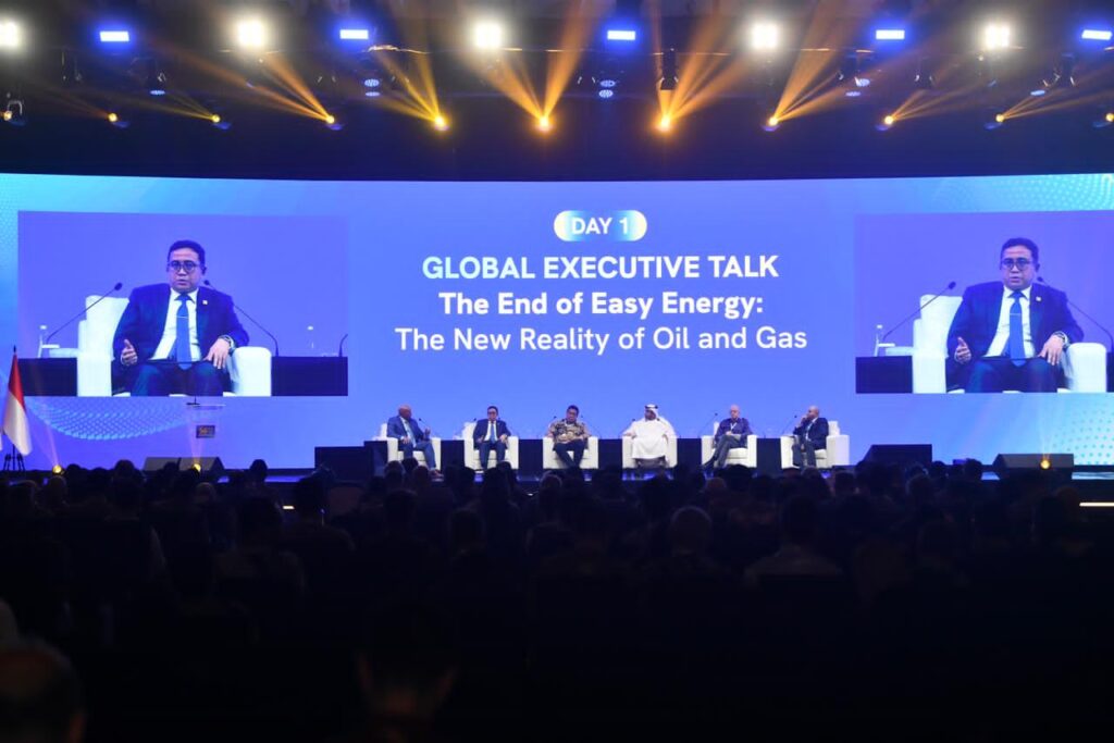 Hadapi Tantangan Geopolitik, Indonesia Perkuat Kolaborasi untuk Jaga Ketahanan Energi Nasional Wakil Direktur Utama Pertamina Oki Muraza menjadi narasumber pada sesi Global Executive Talk “The End Of Easy Energy” saat acara 50th IPA Convex yang diselenggarakan di ICE BSD, Tangerang, Banten pada Rabu (20/5/2026) (Foto: Tutur/Pertamina)