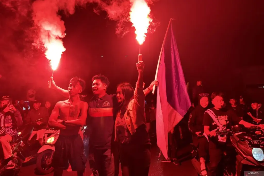 Ribuan Bobotoh Padati Flyover Pasupati Rayakan Kemenangan Persib
