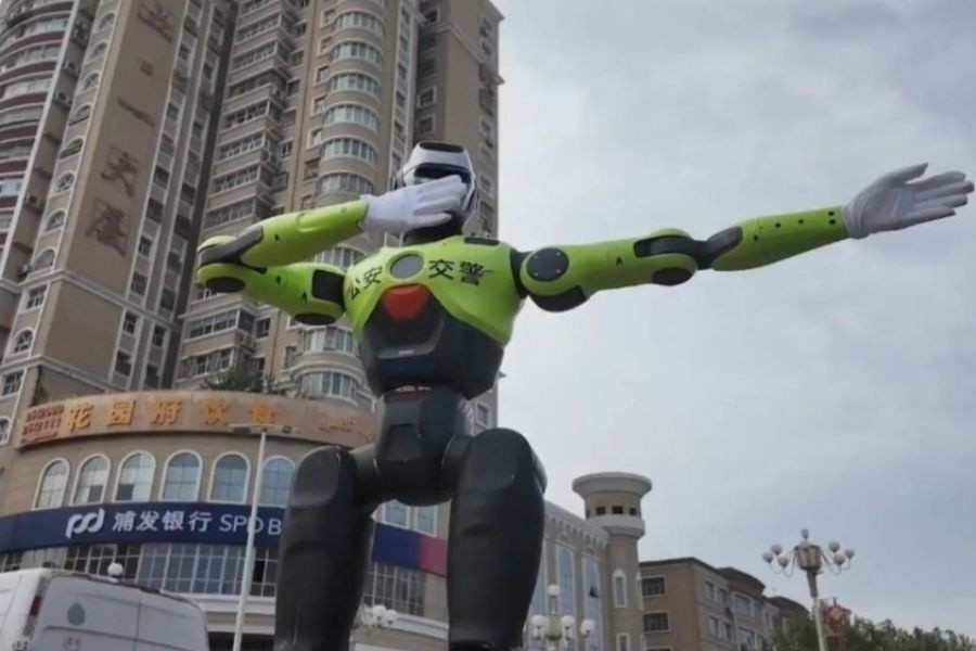 Kota Kashgar Tiongkok Sudah Gunakan Robot Polisi AI untuk Atur Lalu Lintas