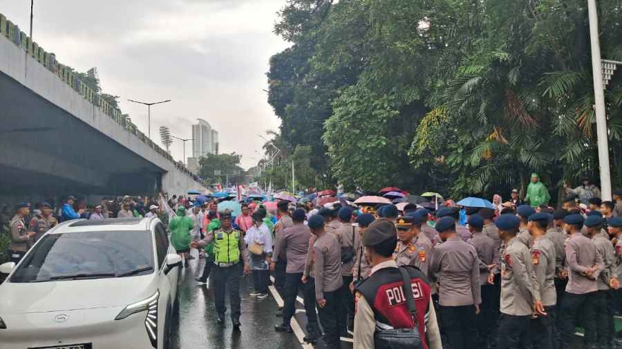 Demo Buruh dan Guru ‘Meriahkan’ Rapat Paripurna DPR