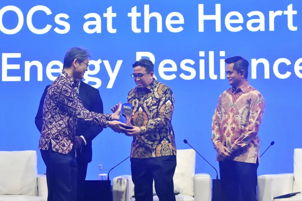 Wakil Dirut Pertamina: NOC Berperan Strategis Jaga Ketahanan Energi dan Ekonomi Nasional Wakil Direktur Utama Pertamina Oki Muraza menerima plakat usai menjadi Narasumber pada sesi Special Session 2 “Global Challenges NOCs at The Heart of Energy Resilience”saat acara 50th IPA Convex Day 2 yang diselenggarakan di ICE BSD, Tangerang, Banten pada Kamis (21/5/2026) (Foto: Tutur/Pertamina)