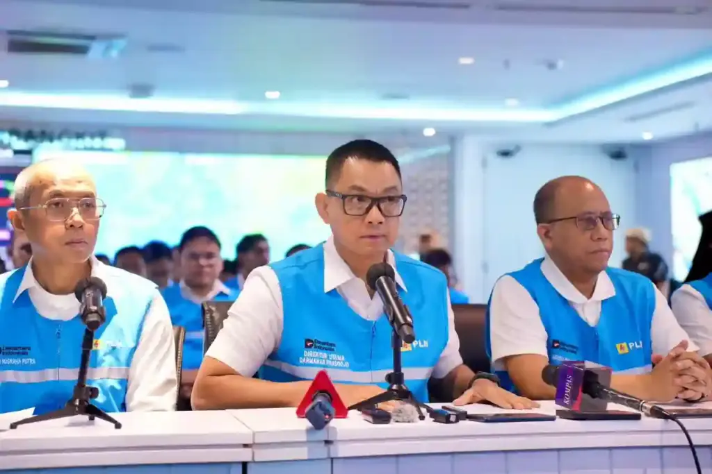 RUPS PLN Tetapkan Perubahan Susunan Direksi, Berikut Daftarnya Direktur Utama PLN, Darmawan Prasodjo (tengah) didampingi jajaran direksi PLN saat konferensi pers di Kantor Pusat PLN, Sabtu (23/5) mengatakan seluruh petugas dan tim teknis PLN terus bekerja _all out_ selama 24 jam di lapangan agar pasokan listrik kepada masyarakat dapat segera pulih kembali secara bertahap dan aman. (Foto: Tutur /PLN)