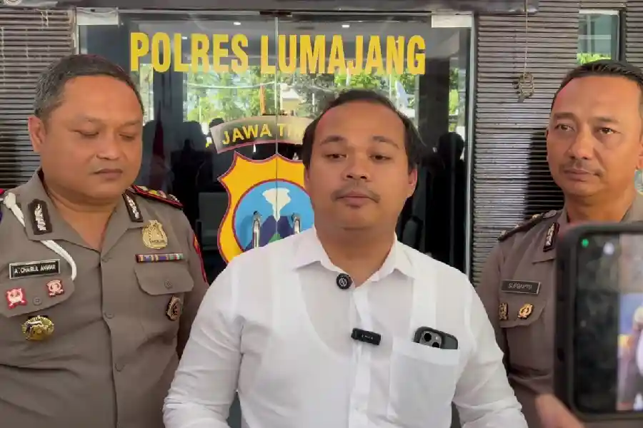 Satreskrim Polres Lumajang Bekuk Pencuri Baterai Lithium Tower Seluler, Satu Pelaku Masih Buron Polres Lumajang menangkap pelaku pencurian baterai lithium tower seluler kurang dari 24 jam usai kejadian, satu tersangka masih diburu.