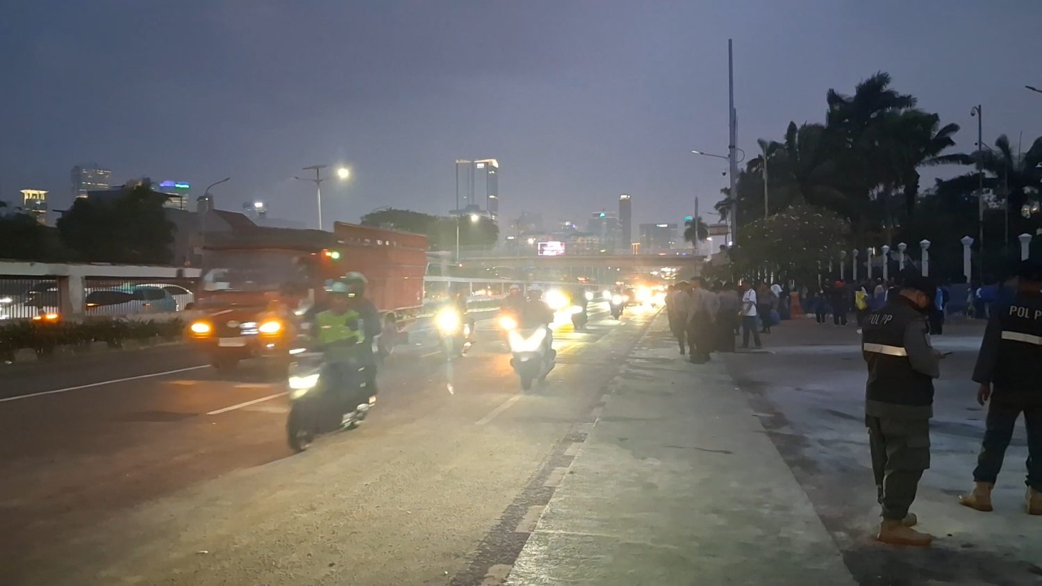 Massa Demo PMII Mulai Bubar, Lalu Lintas di Depan DPR Kembali Normal