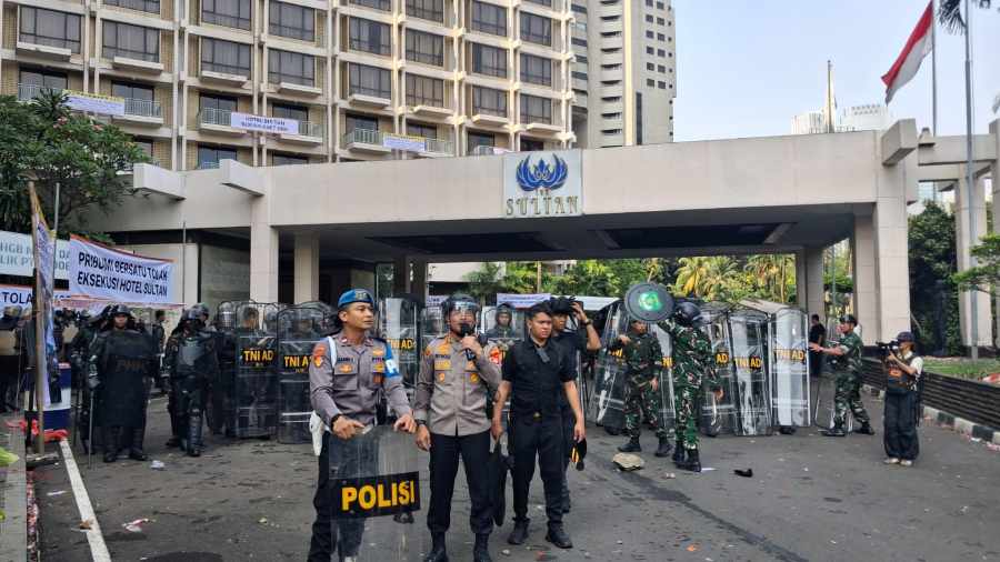 Eksekusi Hotel Sultan Ricuh, Beberapa Orang Diamankan