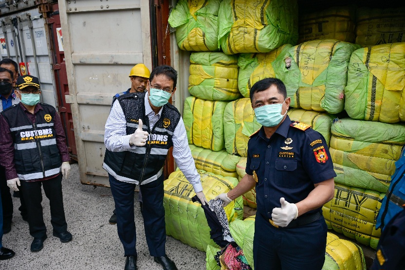 Menkeu Purbaya Siapkan Aturan, Kapal Terlibat Impor Ilegal Bakal Disita Menteri Keuangan (Menkeu) Purbaya Yudhi Sadewa (kiri) dan Direktorat Jenderal Bea dan Cukai Djaka Budhi Utama saat memperlihatkan pakaian bekas impor ilegal di Pelabuhan Tanjung Priok, Jakarta Utara, Selasa 23 Juni 2026. Foto: Tutur/Ahmad Nuryaman.