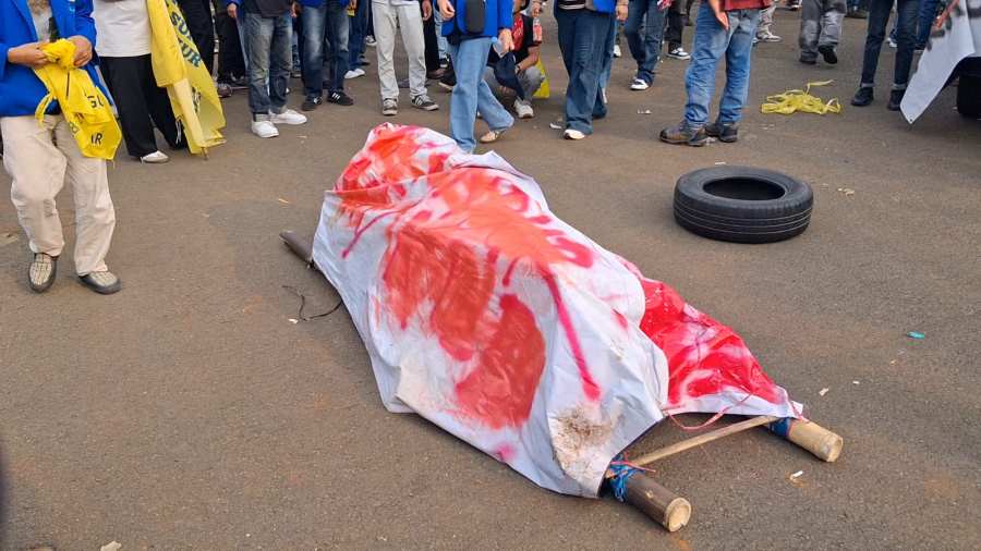 Bawa Keranda, Massa Aksi PMII Tiba di Depan Gedung DPR