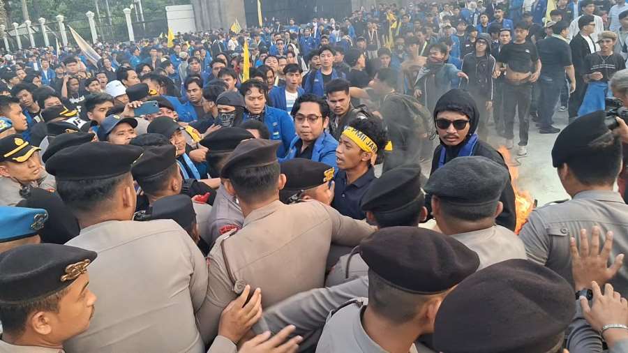 Demo Mahasiswa di Depan Gedung DPR Ricuh, Mahasiswa dan Polisi Saling Dorong