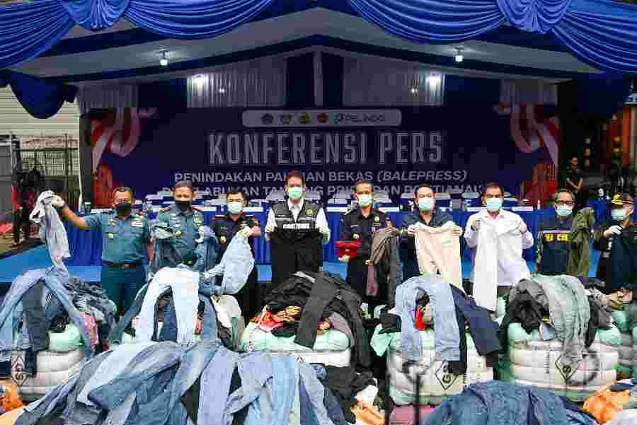 Bea Cukai Bongkar 43 Kontainer Pakaian Bekas Impor Ilegal Senilai Rp37,5 miliar