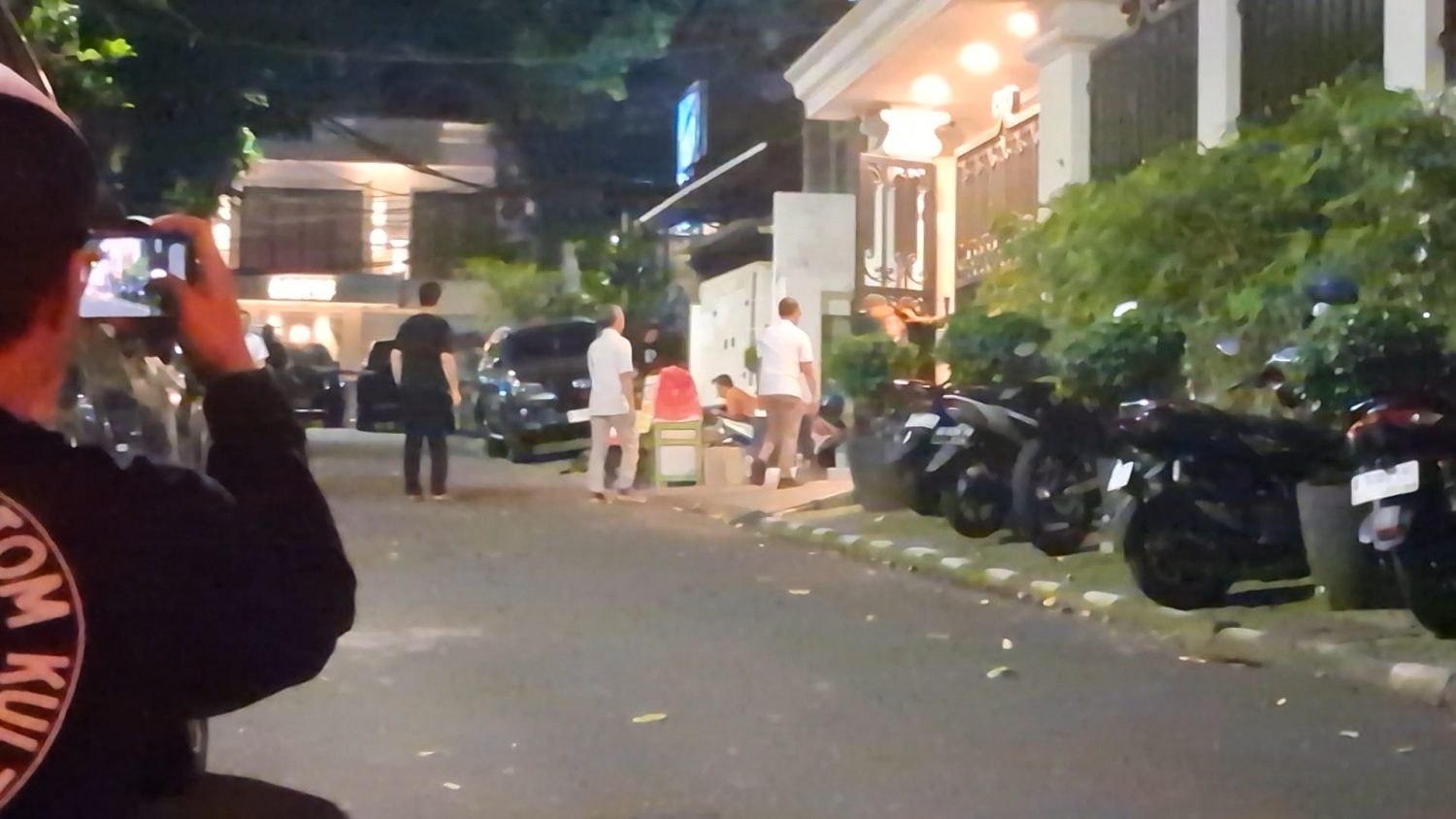 Rumah Jampidsus Dijaga Ketat Aparat Usai Polisi Geledah Cafe de’Clan