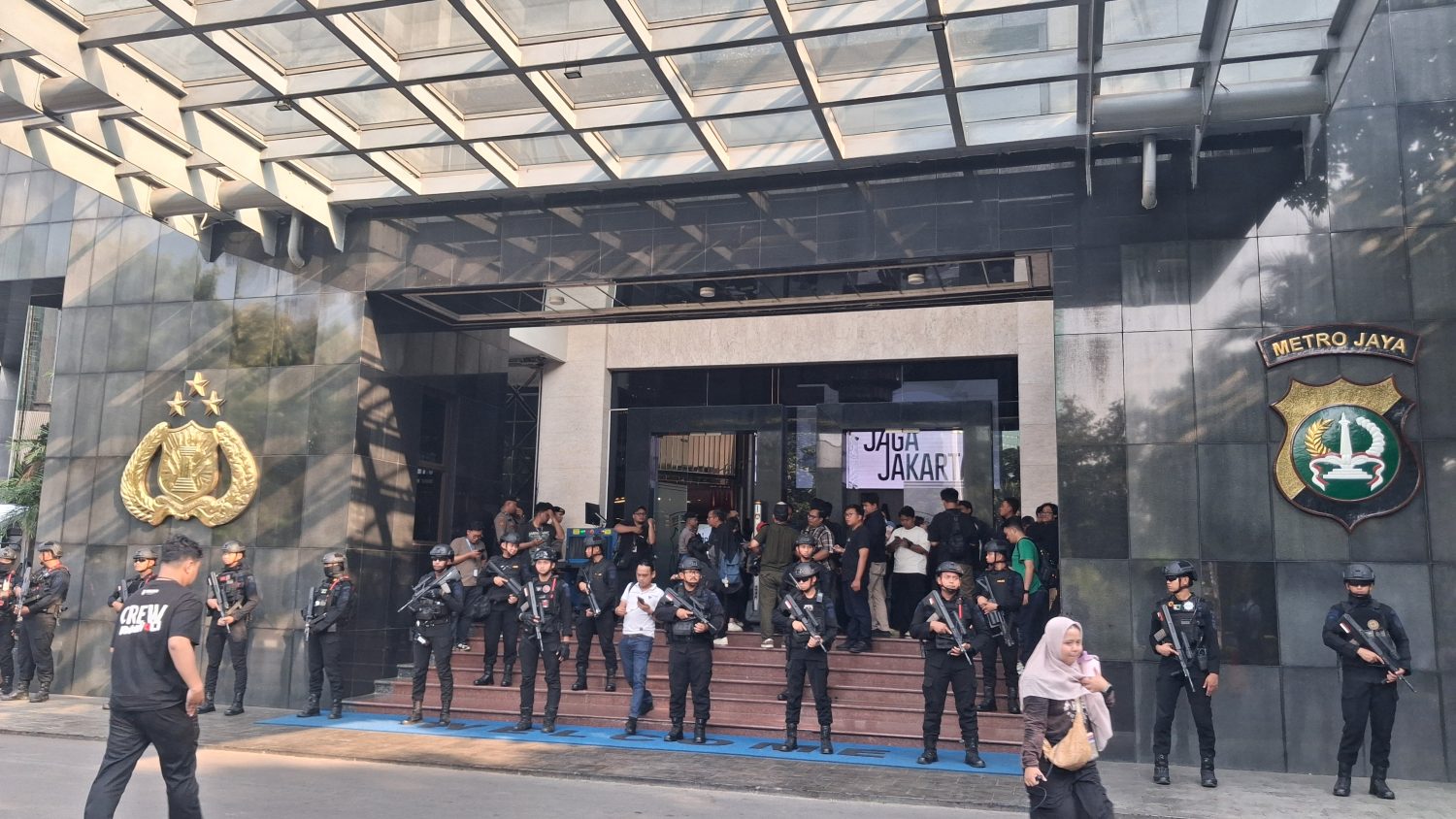 Gedung Promoter Polda Metro Jaya Dijaga Brimob Bersenjata Laras Panjang