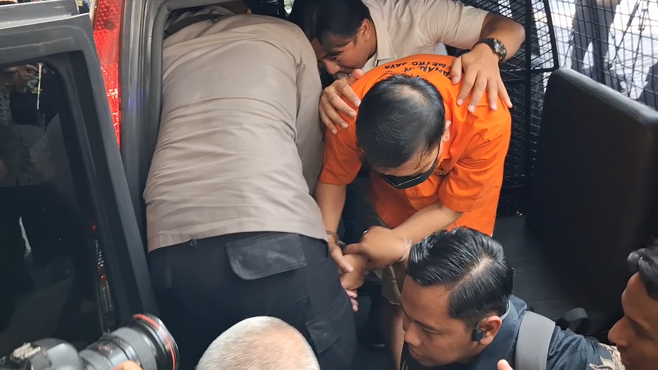 Saat Don Ritto Tertunduk Mengenakan Rompi Oranye Digiring ke Kejagung
