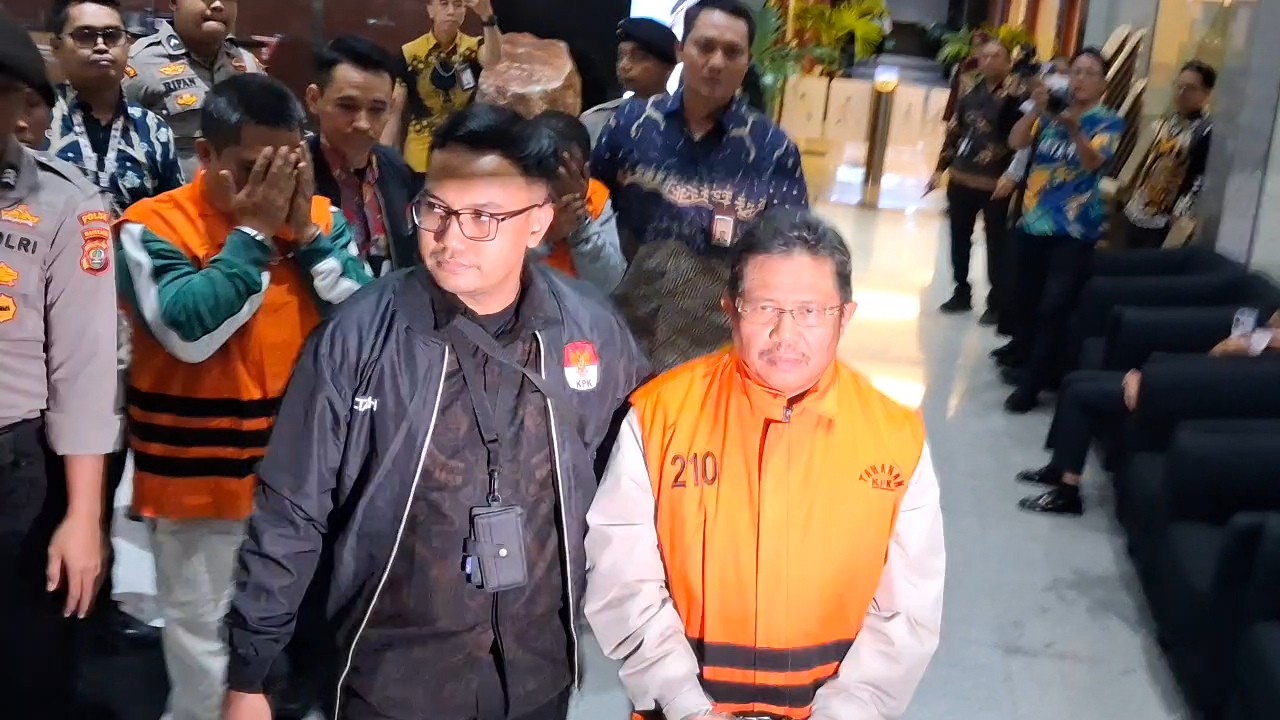 Bupati Lombok Barat Jadi Tersangka, Gunakan Rompi Oranye Digiring ke Mobil Tahanan KPK