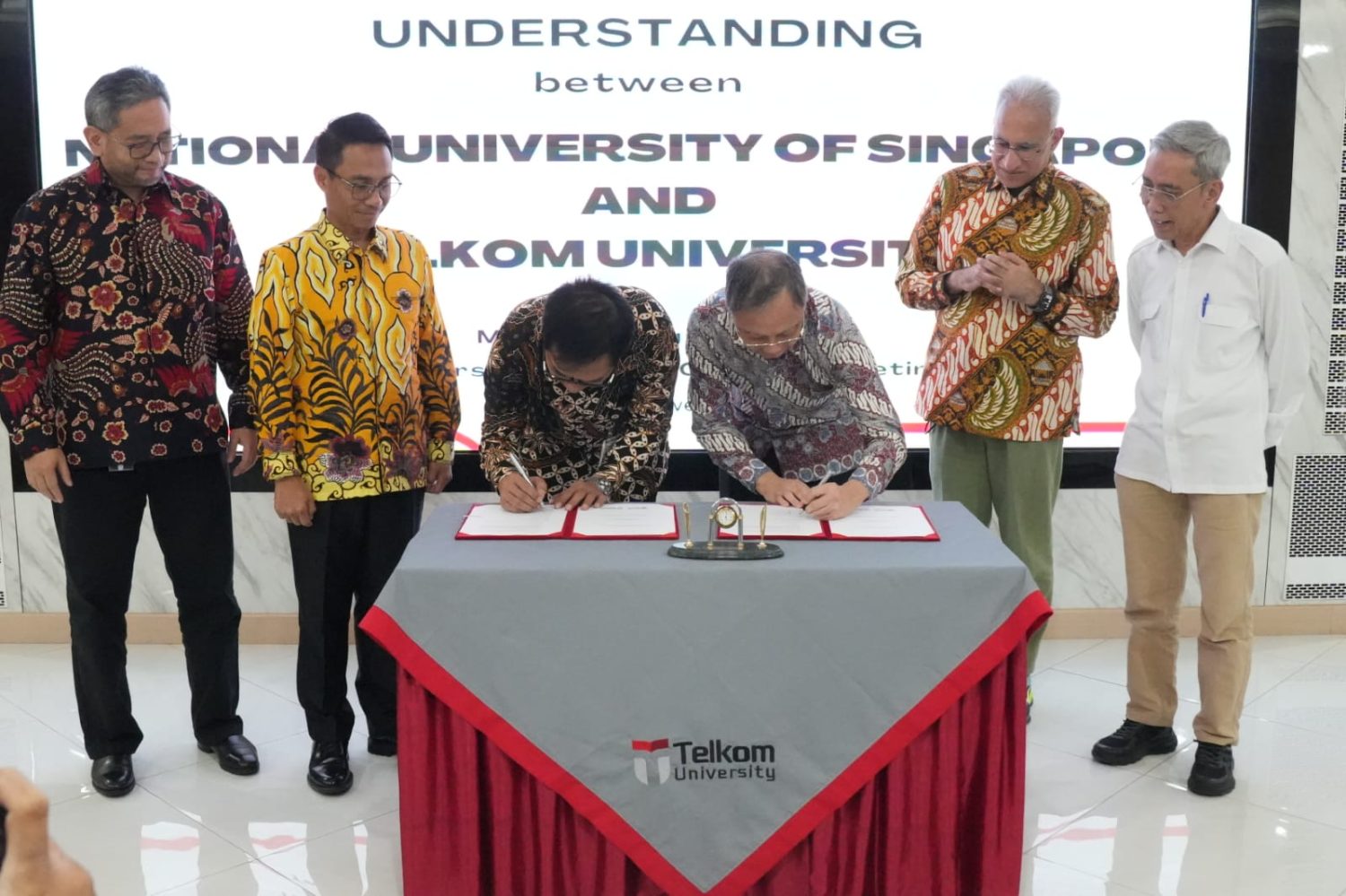 Telkom Perkuat Talenta Digital melalui Kolaborasi Telkom University dan NUS Direktur Strategic & Business Development Telkom Seno Soemadji dan Direktur IT Digital Telkom Faizal Rochmad Djoemadi menyaksikan penandatanganan implementasi kerja sama antara Telkom University dan National University of Singapore (NUS) di Kampus Telkom University Jakarta, Senin (6/7).