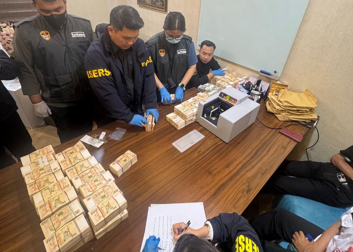 Kortastipidkor Temukan Tumpukan Uang Pecahan Dollar di Cafe de’Clan