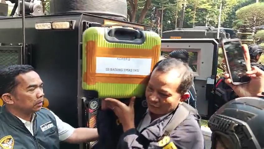 Penampakan Barang Bukti Penggeledahan Rumah Sentul Tiba di Polda Metro