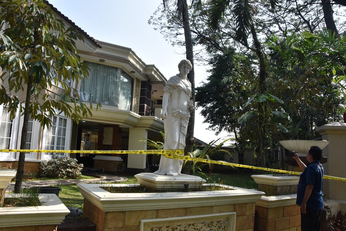 Febrie Tak Tahu Brankas Berisi Emas Batangan dan Dolar di Rumah Sentul