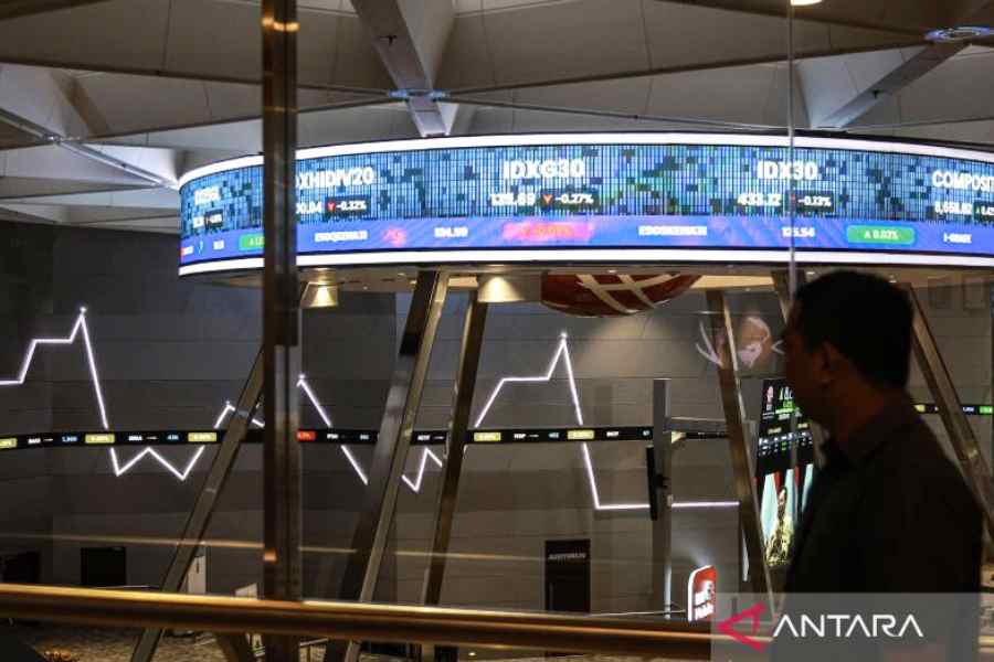 Seorang pria mengamati layar digital pergerakan harga saham di Bursa Efek Indonesia, Jakarta. ANTARA FOTO/Dhemas Reviyanto/bar