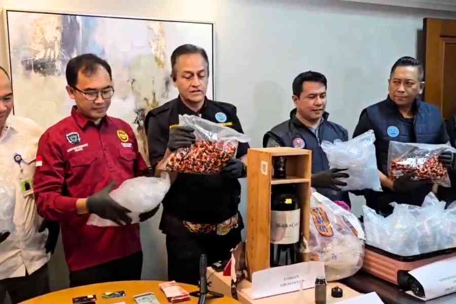 Direktur Psikotropika dan Prekursor BNN, Aldrin Hutabarat dan tim gabungan menunjukkan barang bukti bahan produksi narkotika jaringan internasional yang digerebek di sebuah apartemen elit di kawasan Sudirman, Jakarta Selatan Jumat, 16 Januari 2026. (Foto: Tutur/BNN).