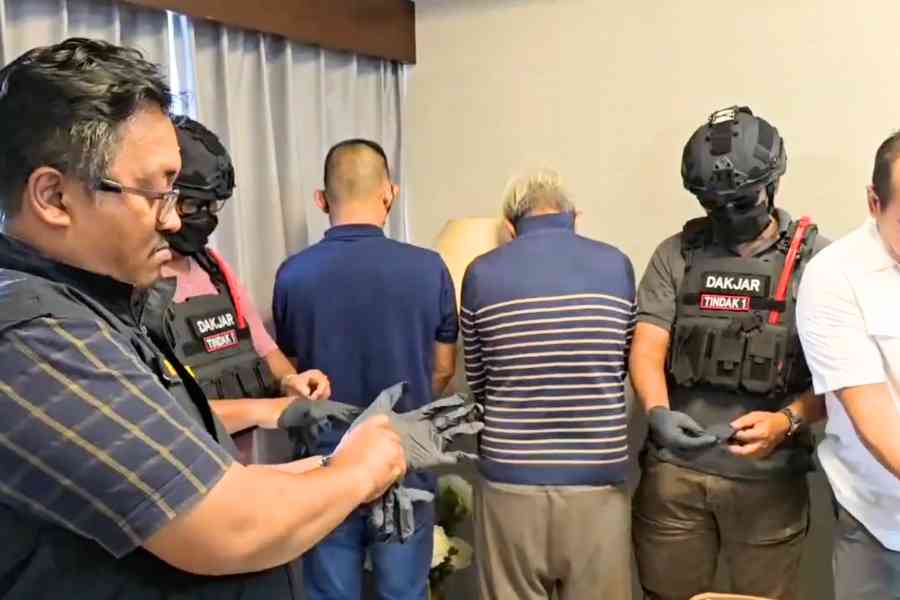 Dua pria WNA yang ditangkap karena diduga memproduksi narkotika di sebuah apartemen elit di kawasan Sudirman Jakarta Jumat 16 Januari 2026. (Foto:Tutur/BNN)