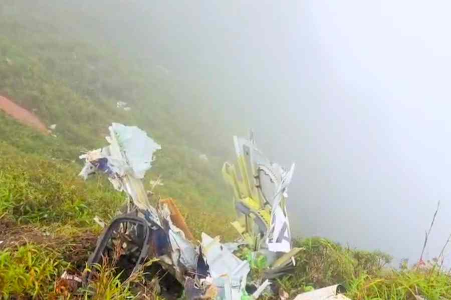 Tim Sar menemukan serpihan diduga bagian pesawat ATR 42-500 yang sebelumnya dilaporkan hilang kontak ditemukan di Puncak Bukit Bulusaraung, Kabupaten Pangkep, Sulawesi Selatan Minggu 18 Januari 2026. (Foto:Tutur/Dok Tim Sar)