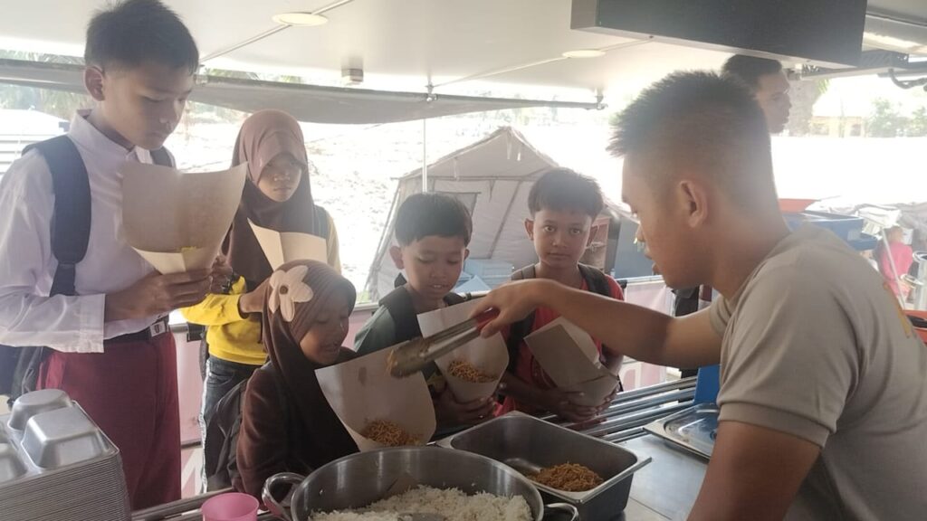 Dapur Umum Polri di Bencana Sumatra Terus Layani Warga
