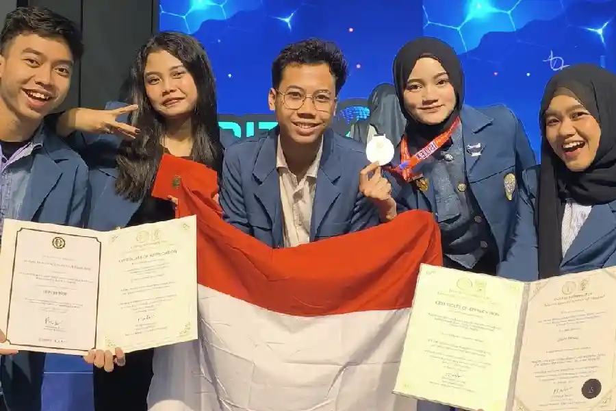 Mahasiswa Universitas Airlangga meraih Silver Medal dan Special Stage Presentation di IPITEx 2026 Thailand lewat inovasi ETLIORÉ berbasis kecombrang.