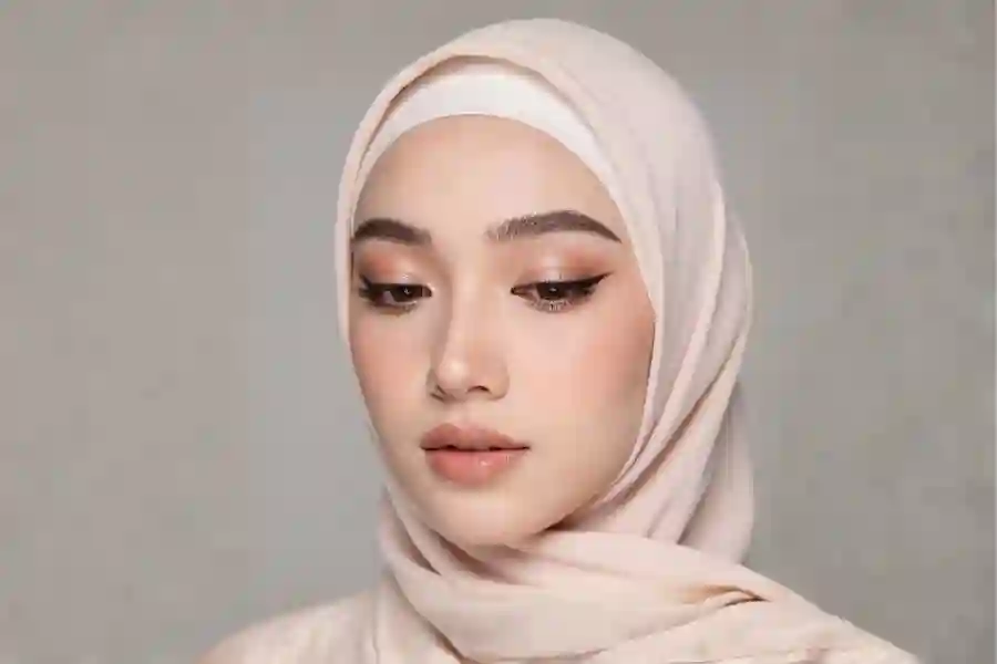 Gaya make up Clean Girl Makeup: Simpel Tapi Chic. Foto: Tutur/Ilustrasi AI)