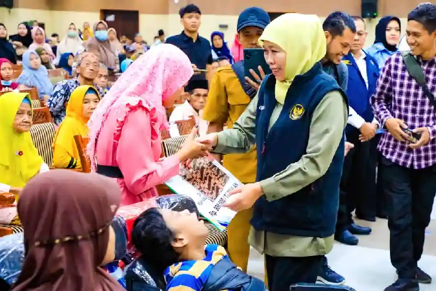 Gubernur Khofifah salurkan bansos Rp16,1 miliar untuk warga Probolinggo terdampak banjir, perkuat ekonomi rentan dan pemulihan pascabencana.
