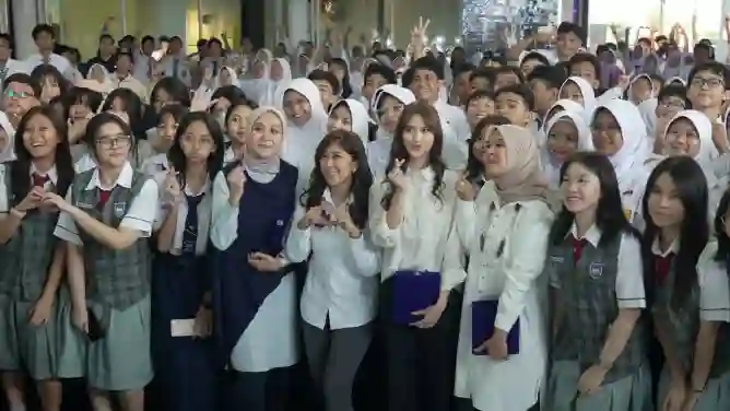 Menteri Komunikasi dan Digital Meutya Hafid bersama anak-anak peserta kegiatan Kelas Digital Sahabat Tunas: Tunggu Anak Siap di Garuda Spark Innovation Hub, Jakarta, Senin (9/3/2026). Meutya menegaskan bahwa PP Tunas tidak dimaksudkan untuk melarang anak menggunakan teknologi, melainkan memastikan anak memiliki kesiapan mental dan psikologis sebelum memasuki ruang media sosial yang kompleks. (Foto: Noel/Indonesia.go.id/KPM Komdigi)