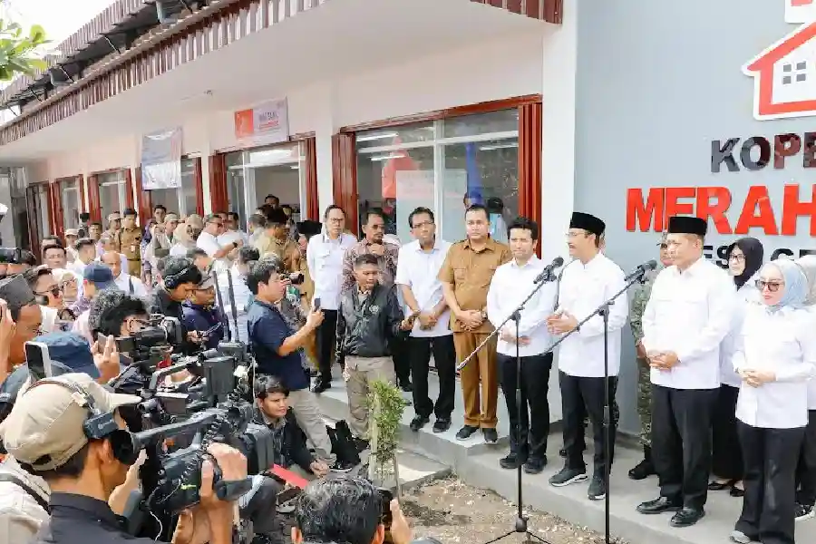Wagub Jatim Emil Dardak dorong penerima manfaat PKH menjadi anggota Koperasi Merah Putih untuk memperkuat ekonomi keluarga di Pasuruan.
