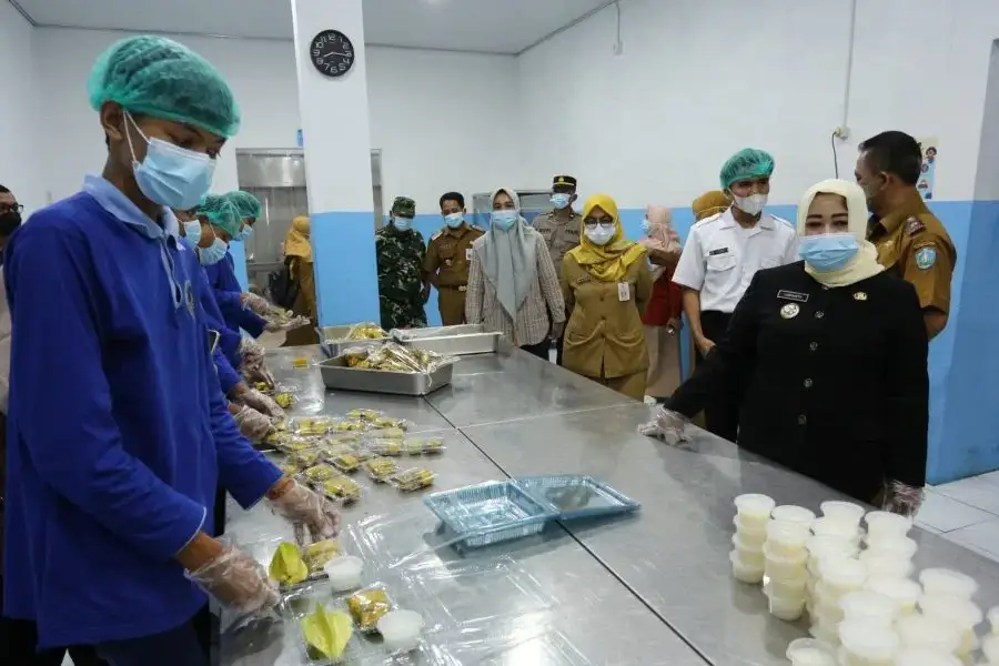 Plt Bupati Ponorogo Lisdyarita sidak SPPG, tekankan higienitas dan kualitas menu Program Makan Bergizi Gratis (MBG).