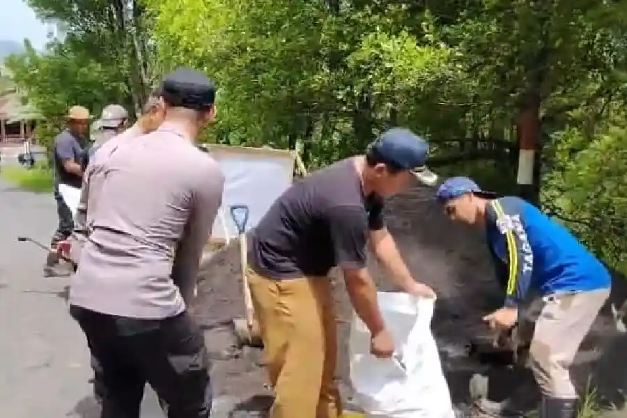 Polres Lumajang bersama warga bergotong royong pasang ratusan bronjong di lokasi longsor jalur Tempursari-Pronojiwo sebagai penanganan darurat cegah longsor susulan.