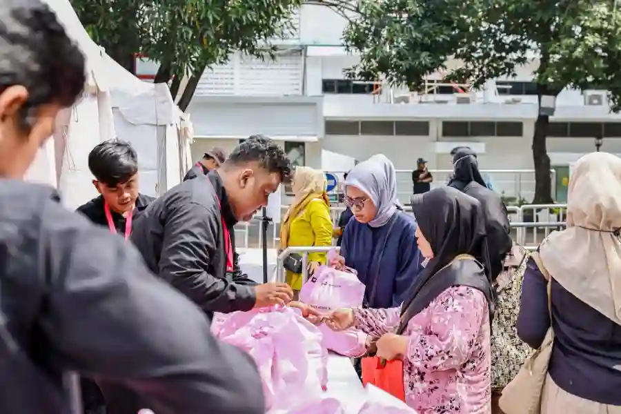 PT Pertamina (Persero) menggelar rangkaian kegiatan sosial dan edukatif berupa pembagian sembako bagi masyarakat prasejahtera serta kampanye bijak energi yang dilaksanakan di Kantor Pusat Pertamina, Jakarta, pada Senin (21/4). (Foto: Tutur/Pertamina)